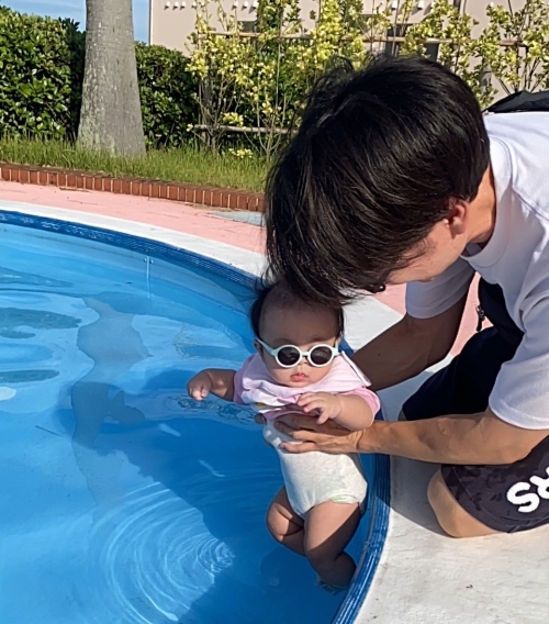 ラビスタ横須賀観音崎テラス こども用プールで水遊びする赤ちゃん