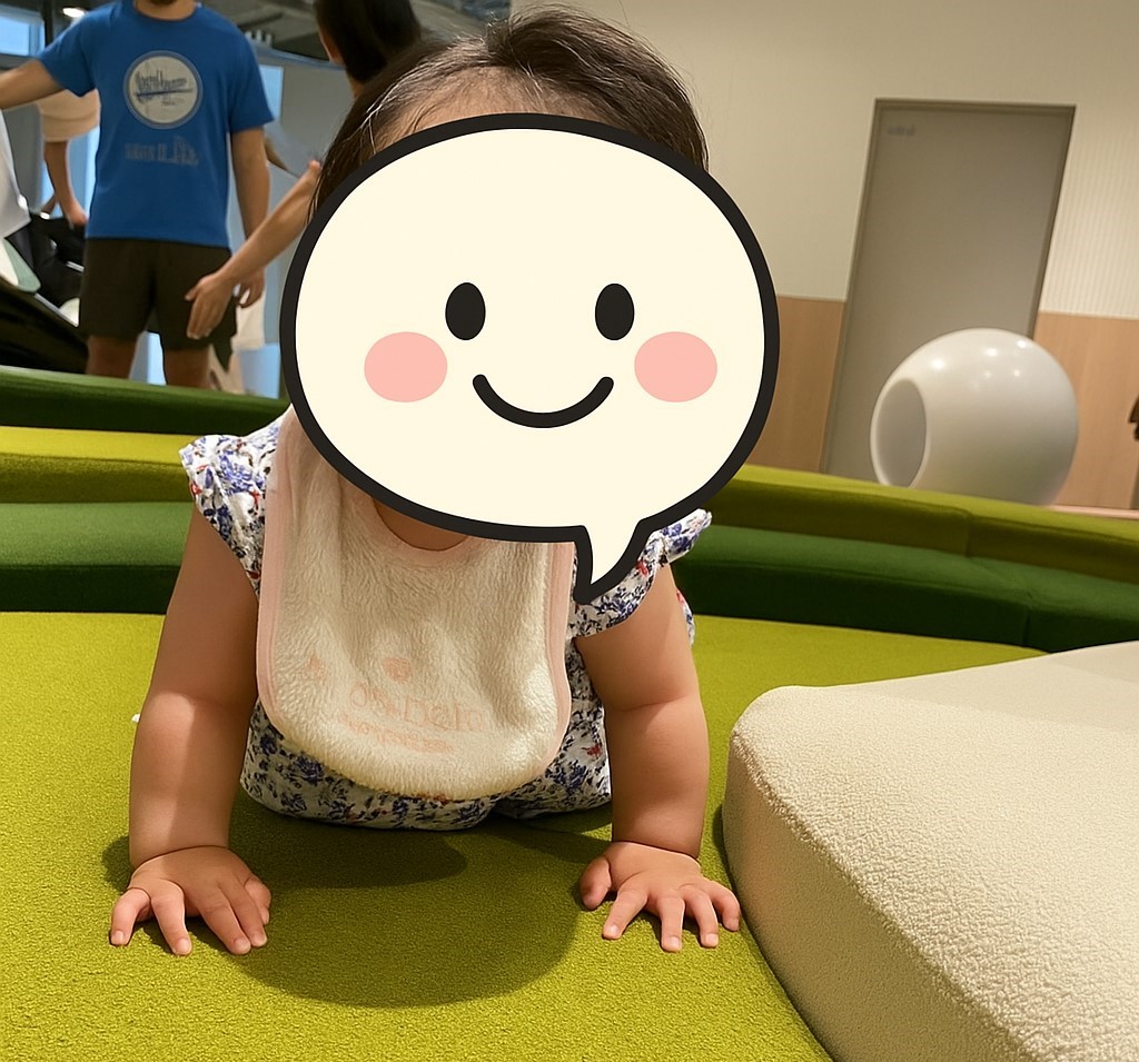 NEWoMan高輪5階のキッズスペースで遊ぶ赤ちゃん